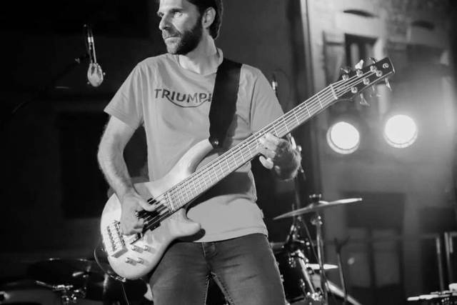 J.E à la basse