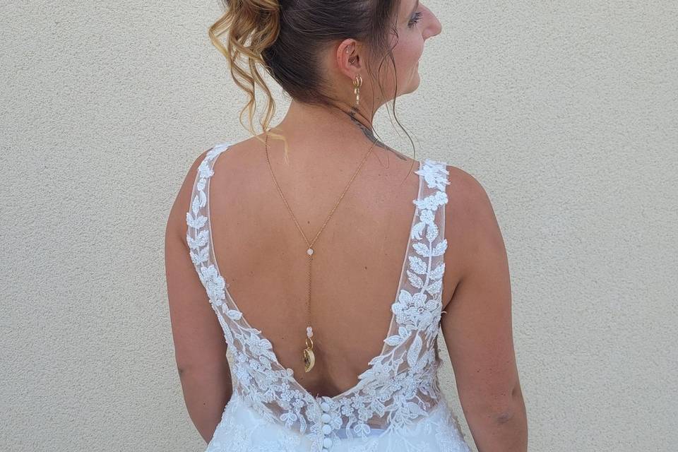 Chignon haut boucle retombante