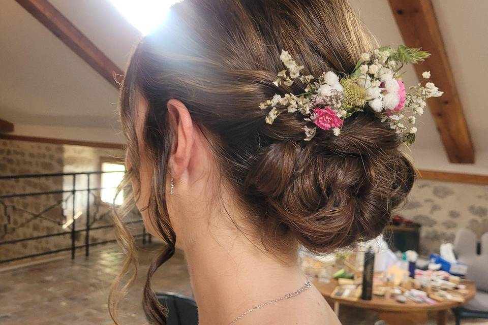 Chignon bas avec fleur