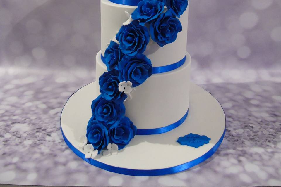 Wedding cake cascade roses