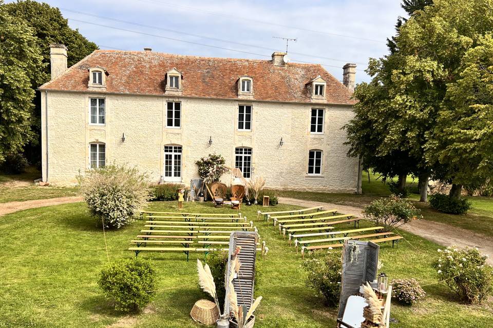 Cérémonie devant manoir