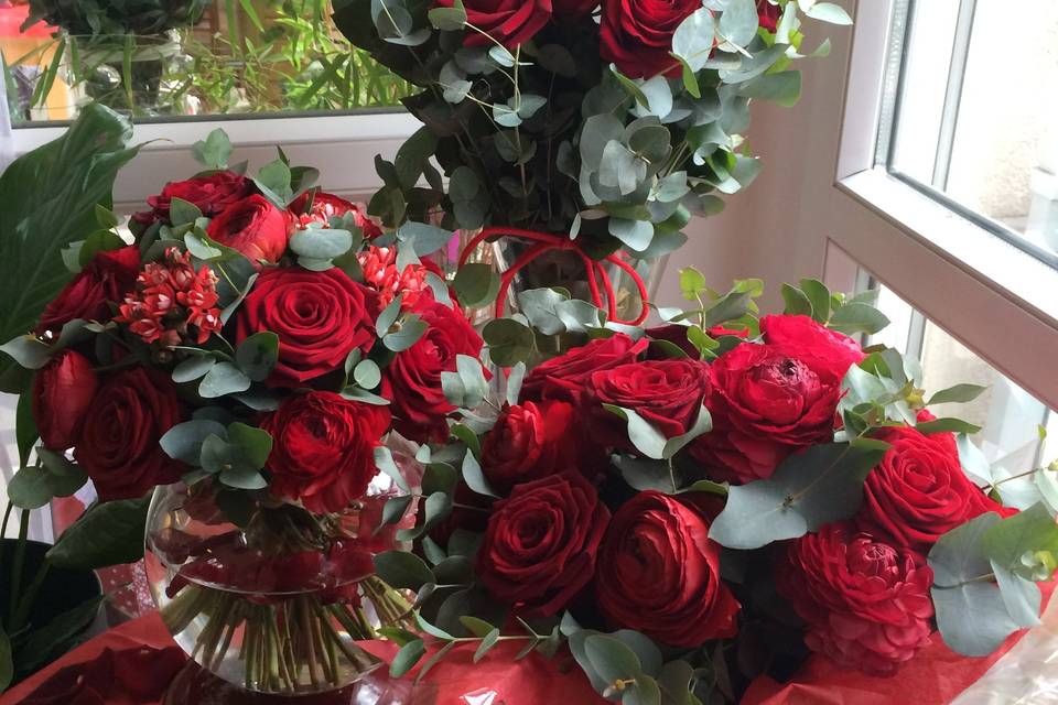 Roses rouges et renoncules