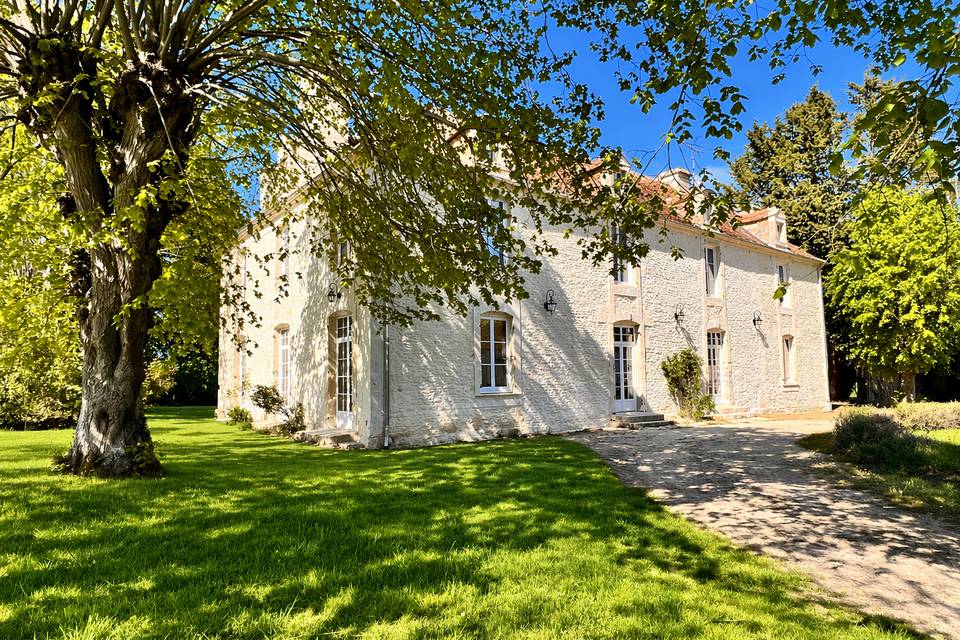 Manoir côté entrée du domaine