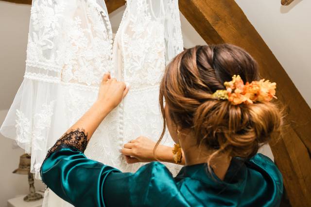 Prête à enfiler sa robe
