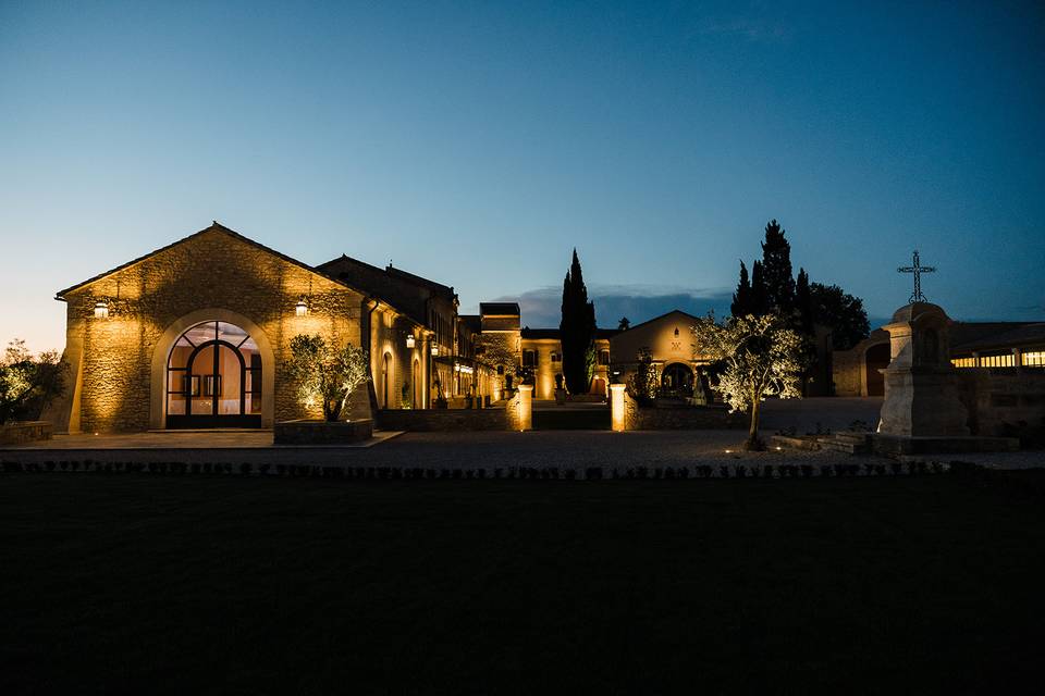 La façade du spa de nuit