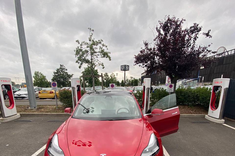 Tesla Model 3 rouge intérieur blanc