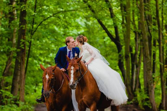 Arrivée à cheval à l'Eglise