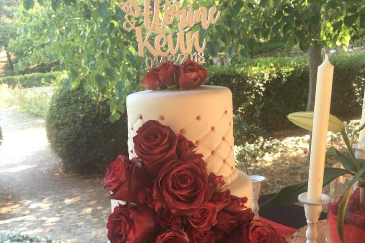Wedding cake avec des roses