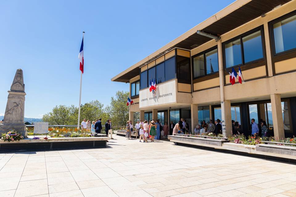 Arrivée devant la mairie