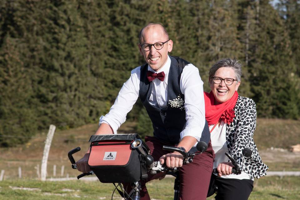 Arrivée à l'autel en vélo !