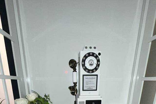 Cabine téléphonique décorée