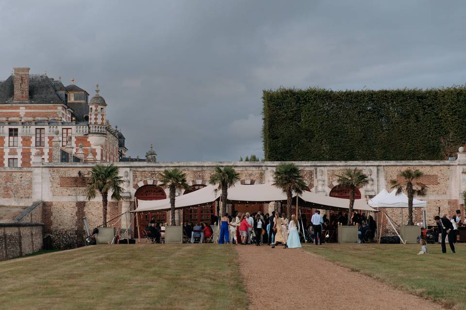 Tente devant l'Orangerie