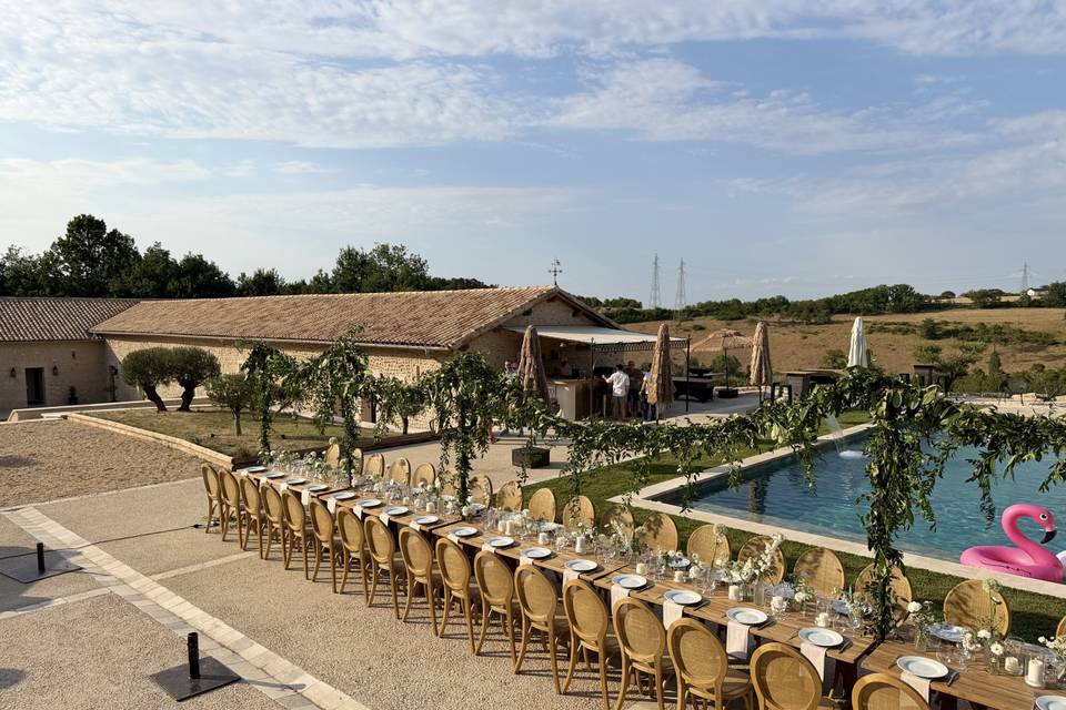 Table autour de la piscine