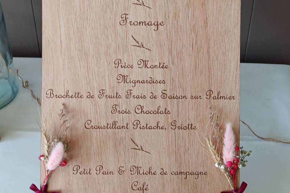 Menu gravé et fleuri