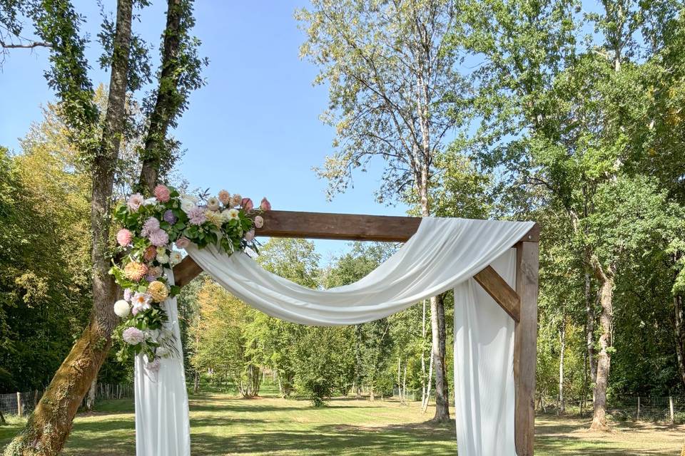 Arche fleurie cérémonie Laïque