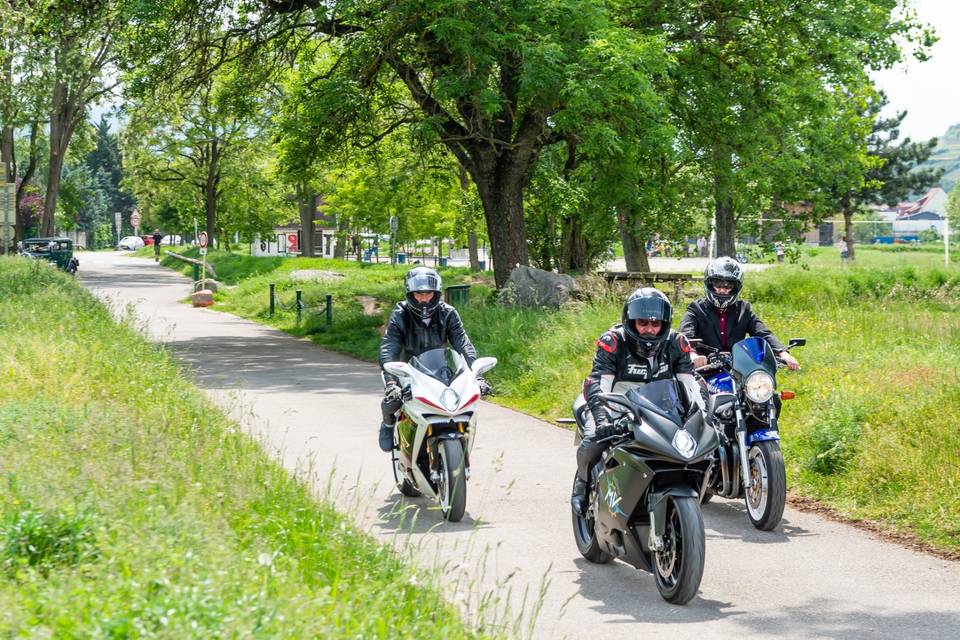 Arrivée du marié en moto