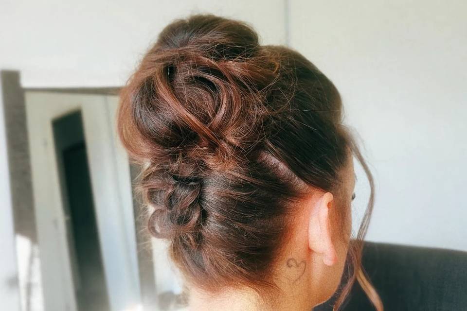 Chignon haut avec natte