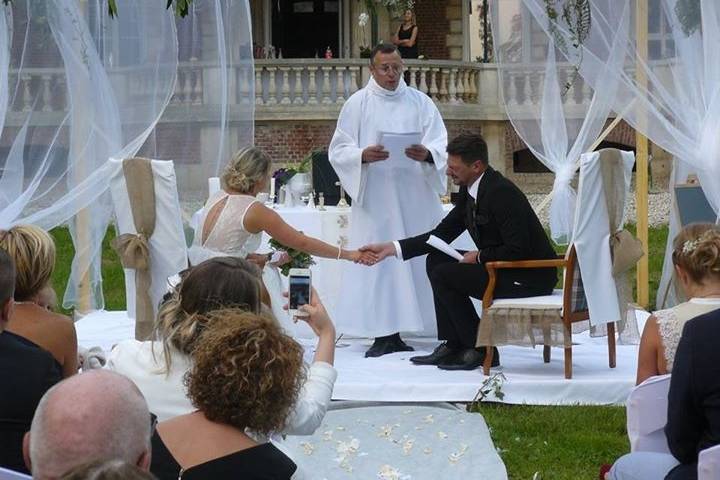 L'officiant en faux curé