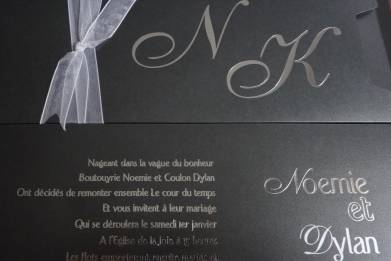 Faire part de mariage comprenant un carton intérieur gris foncé