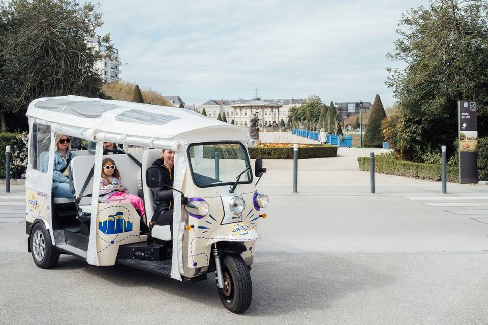 A la mairie en Tuk Tuk