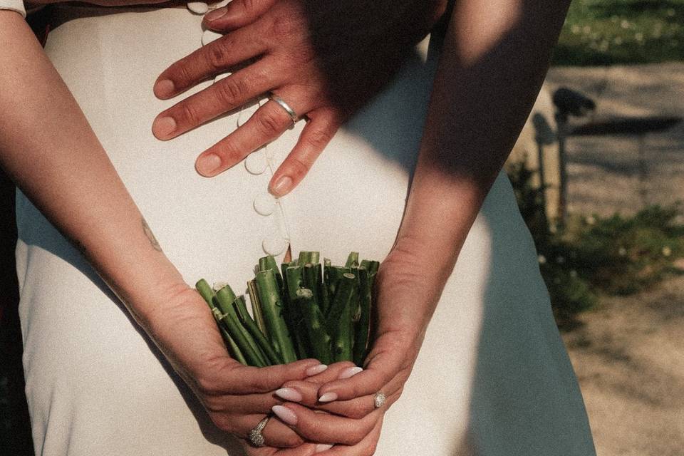 Press-on nails sur la mariée