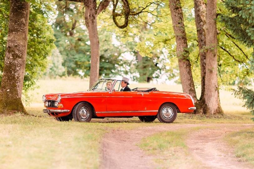 Arrivée en voiture ancienne