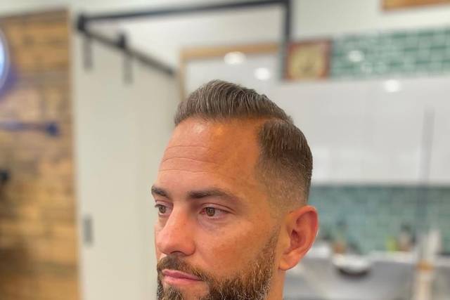 Barbe et cheveux bien taillé