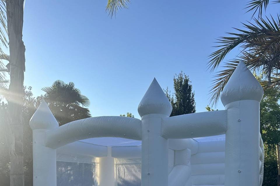 Structure gonflable blanche