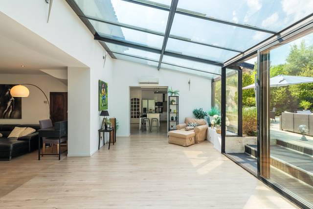 La verrière ouverte sur la terrasse