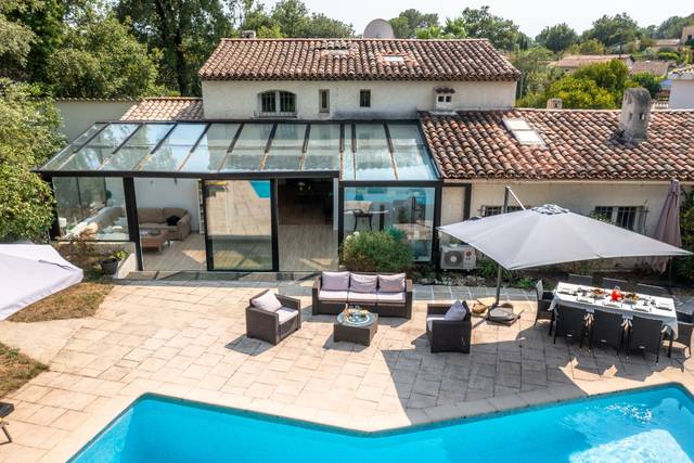 La terrasse au bord de la piscine