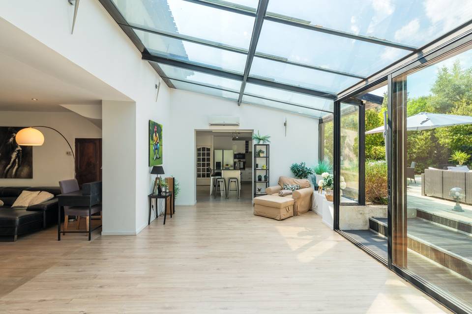 La verrière ouverte sur la terrasse