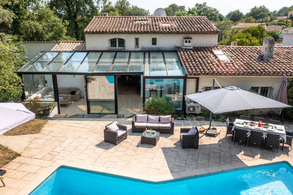 La terrasse au bord de la piscine