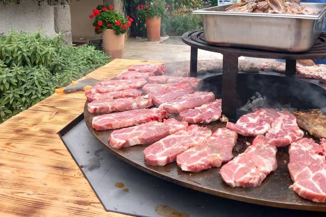 Grillades de viande sur planch