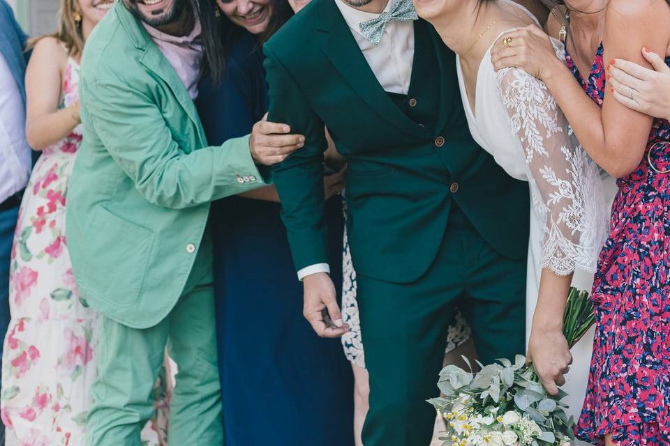 Photo de groupe mariés et amis