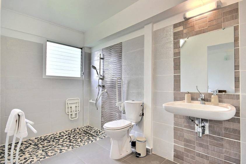 Salle de bain PMR