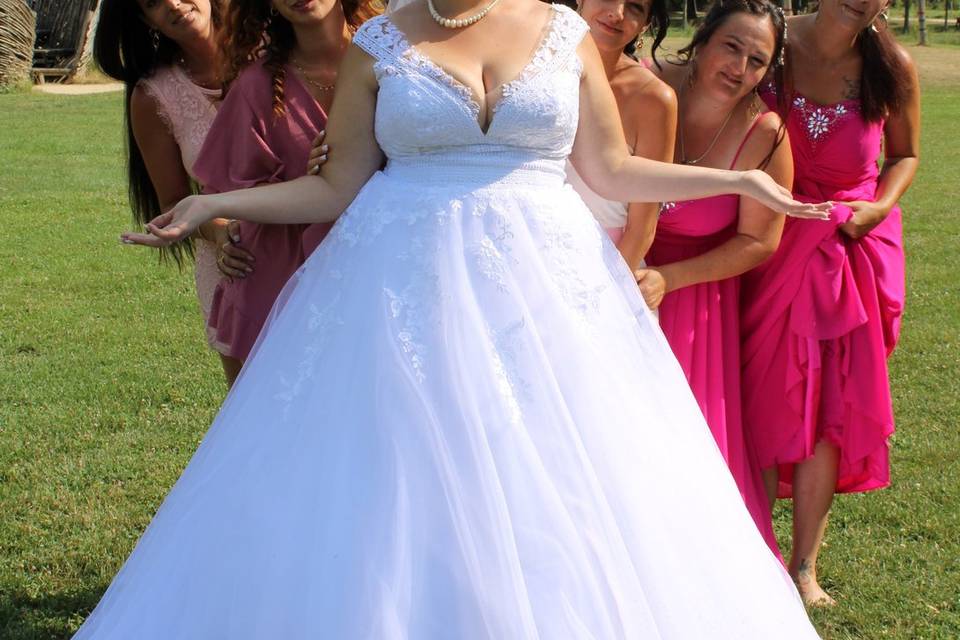 Une mariée et ses sœurs