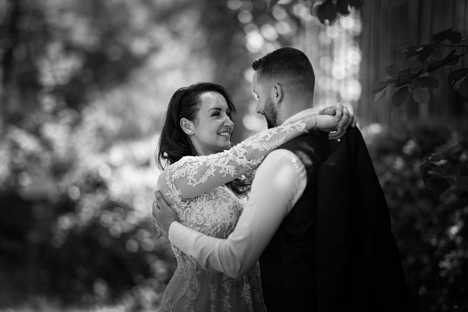 Séance de couple jeunes mariés