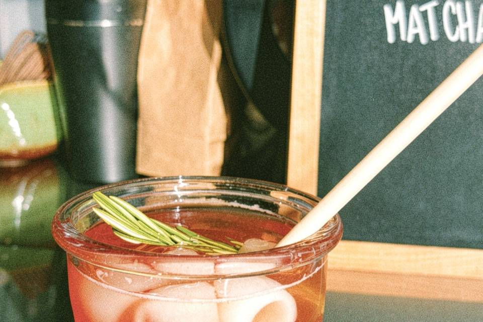 Thé glacé fraise-romarin