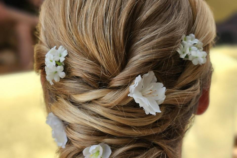 Chignon parsemé de fleurs