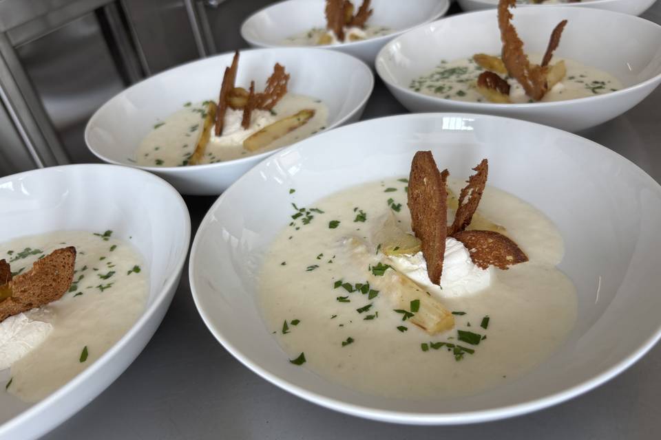 Veloutés asperges tuiles pain