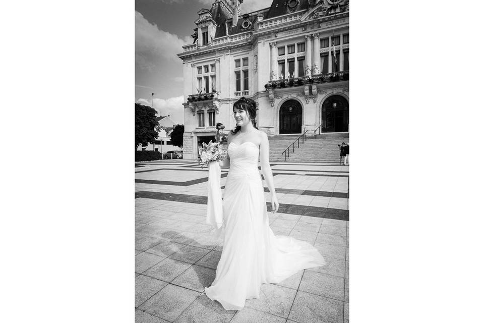 Mariée devant la mairie