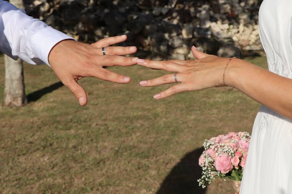 Mains des mariés