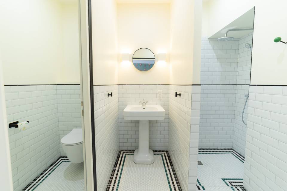 Salle de bains toilettes et douche
