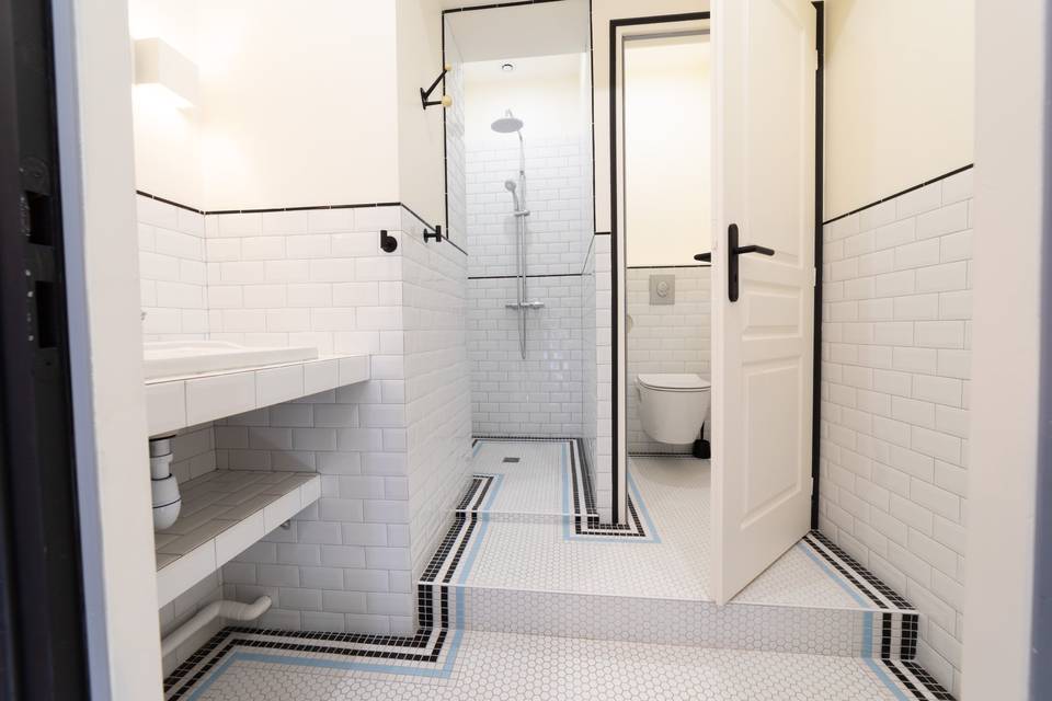 Salle de bains toilettes et douche