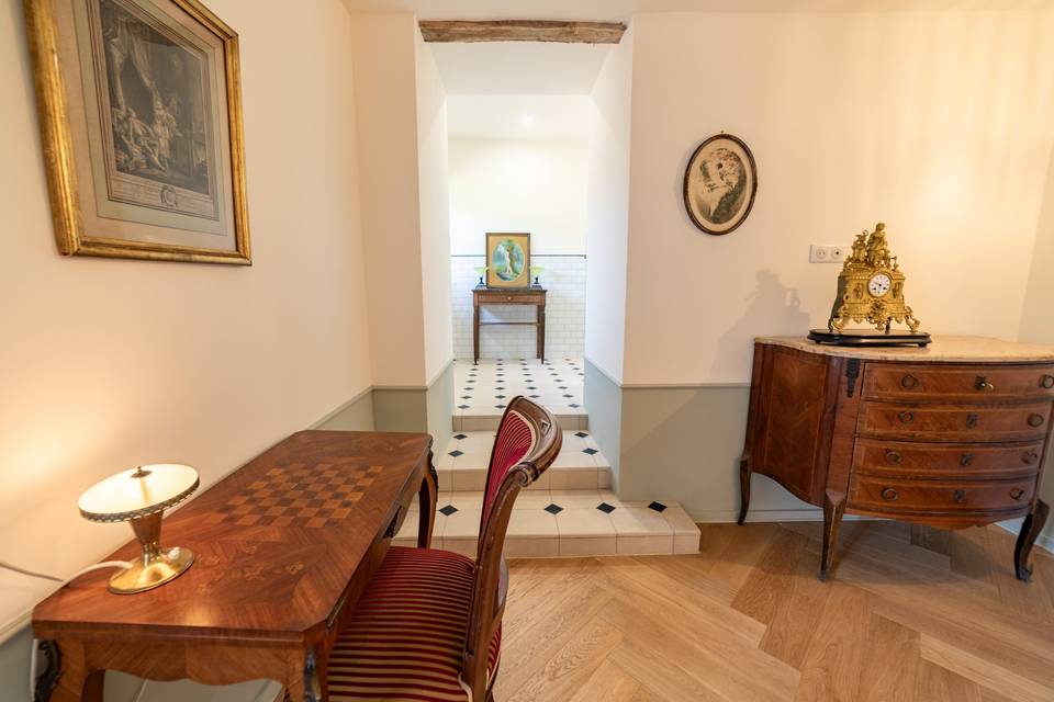 Salle de bains toilettes et baignoire