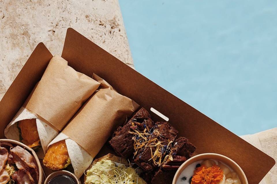 Brunch au bord de la piscine