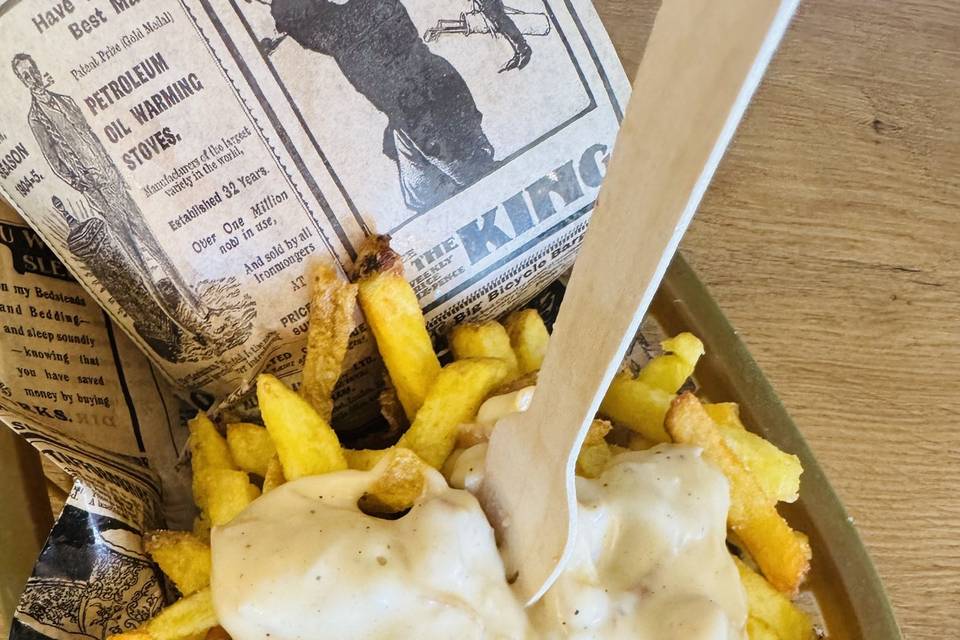 Frites sauce fromagère