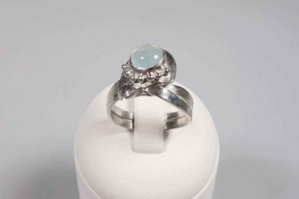 Bague sculptée patinée