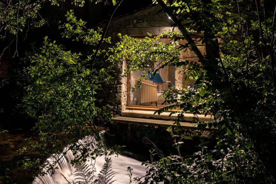 La nuit dans une cascade