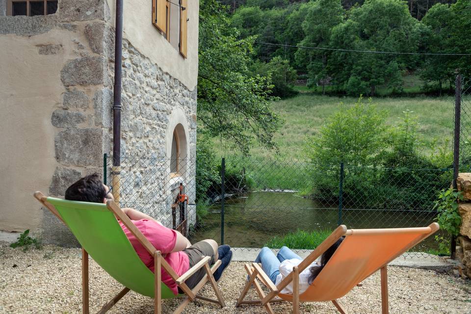 Repos devant la rivière
